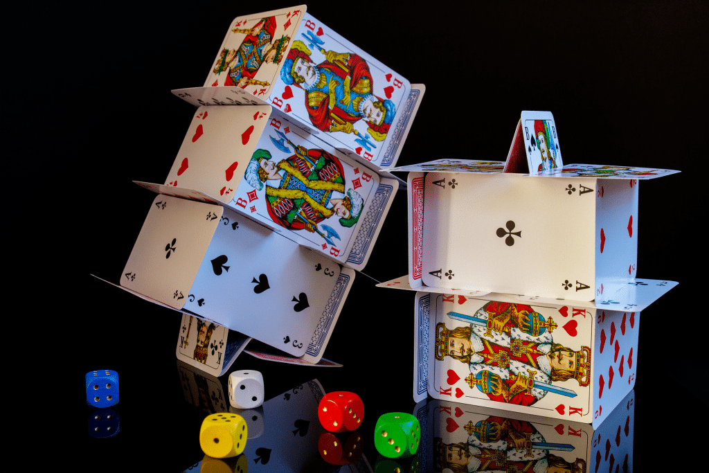 Cartes de jeux et dés