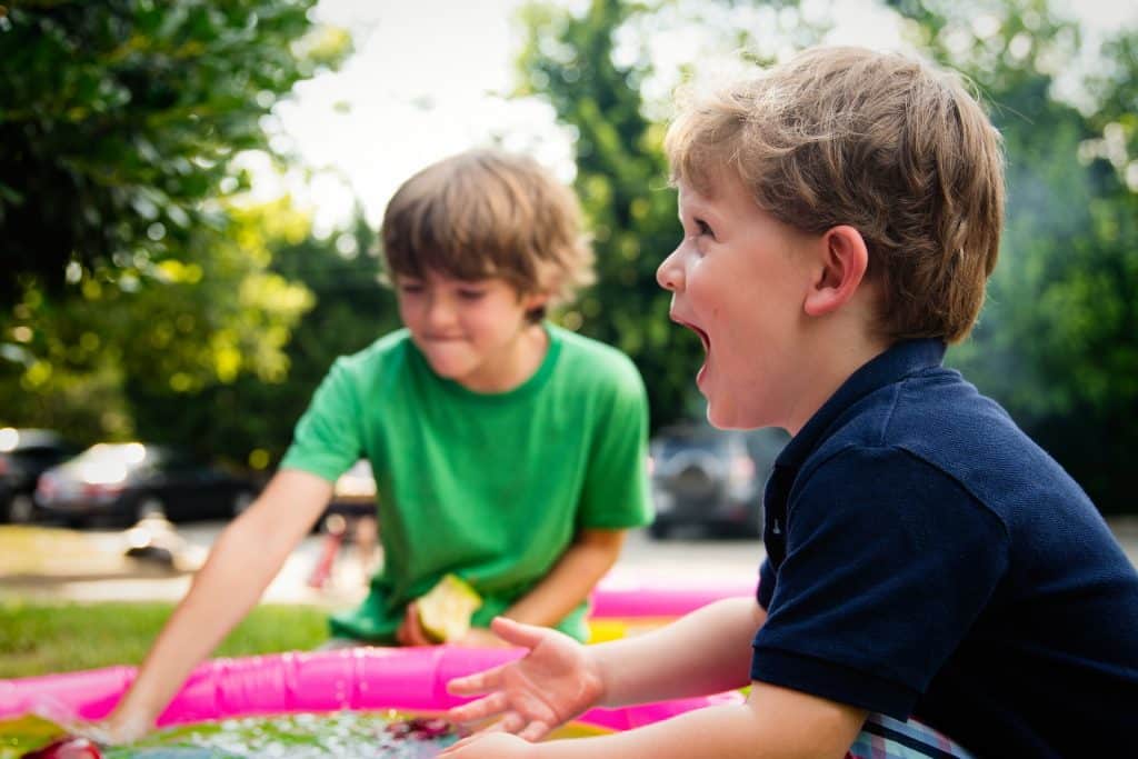 enfants jouant à l'extérieur